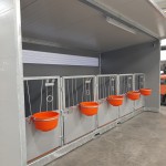 Mobiele eenlingboxstal met geïsoleerd dak en uitneembare tussenwand 